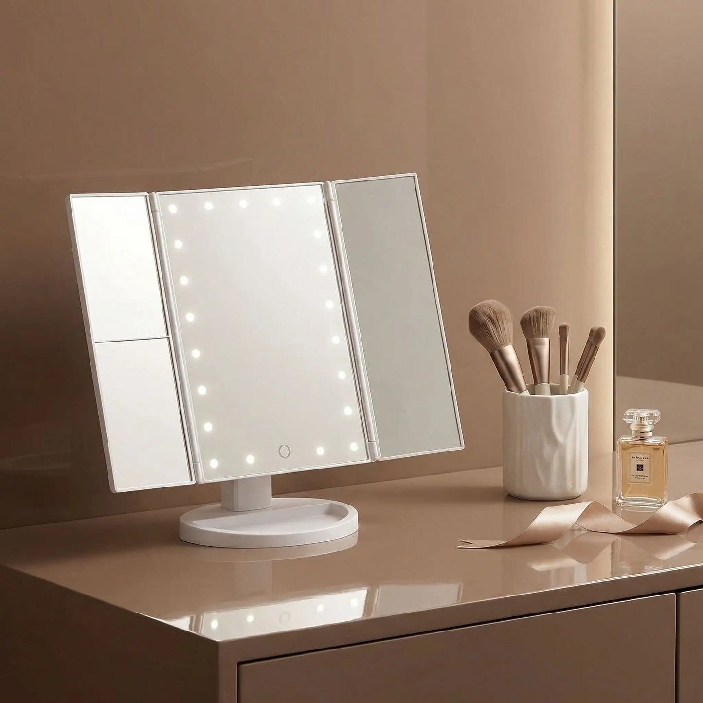 miroir grossissant lumineux blanc sur un fond beige