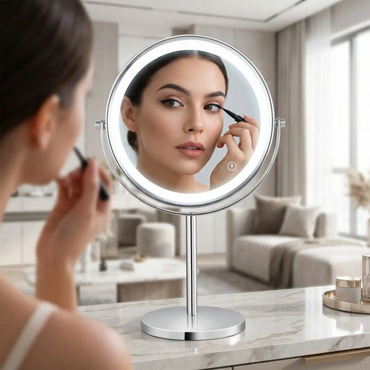 femme applique son eyeliner devant son miroir grossissant X10