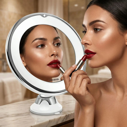 femme ravissante applique son rouge a levre devant son miroir grossissant X10